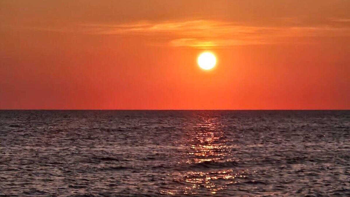 Goshen House | SUNSETS Couples families , Beach, deck, screen porch BBQ WiFi bch tags, dogs ok