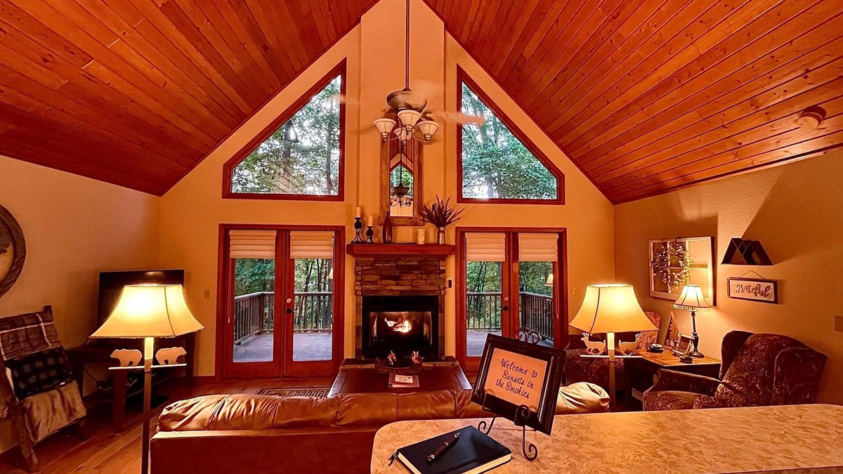 Franklin House | Sunsets in the Smokies. Secluded but not remote. 10 minutes north of Franklin.
