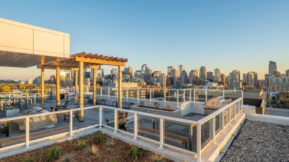 Sunnyside Condo | Sunsets & Mountains in NEW Central 2BR Condo w Parking