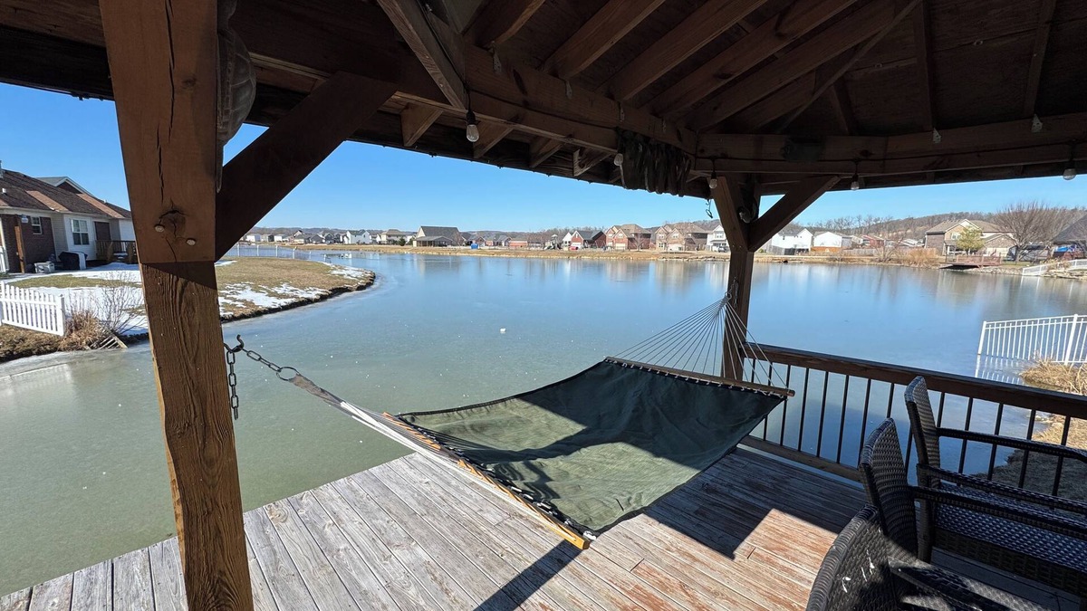 Shepherdsville House | Sunsets on Bourbon Street! Waterfront views!