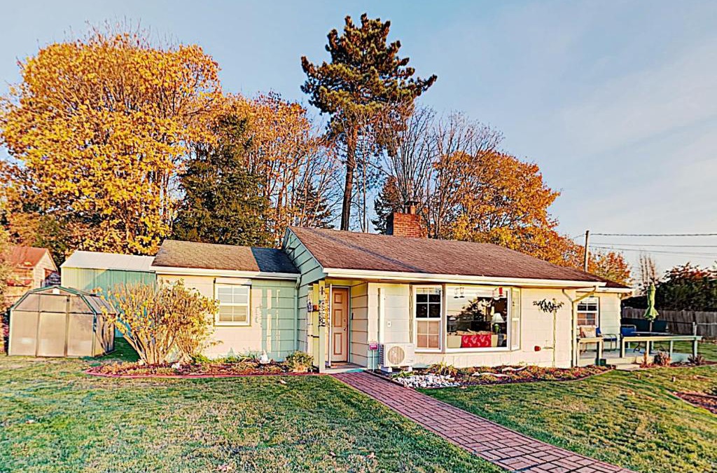 Des Moines House | Sunsets over Sound