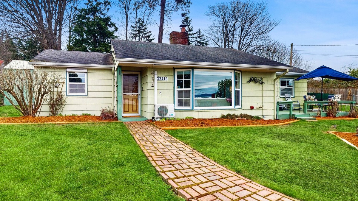 Des Moines House | Sunsets over Sound | Water-View Getaway on Half-Acre | Walk to Dining