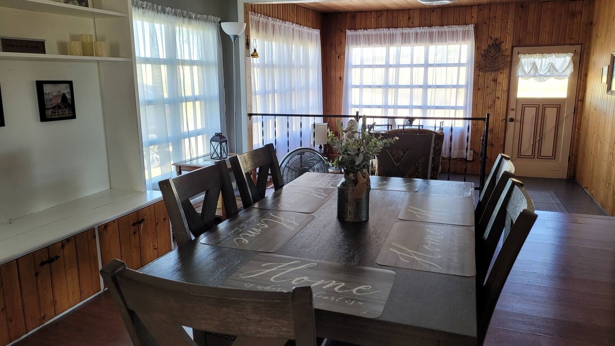 Andover House | Sunsets, Stars, Sleep near the Sheep. Centrally located to many rural towns.