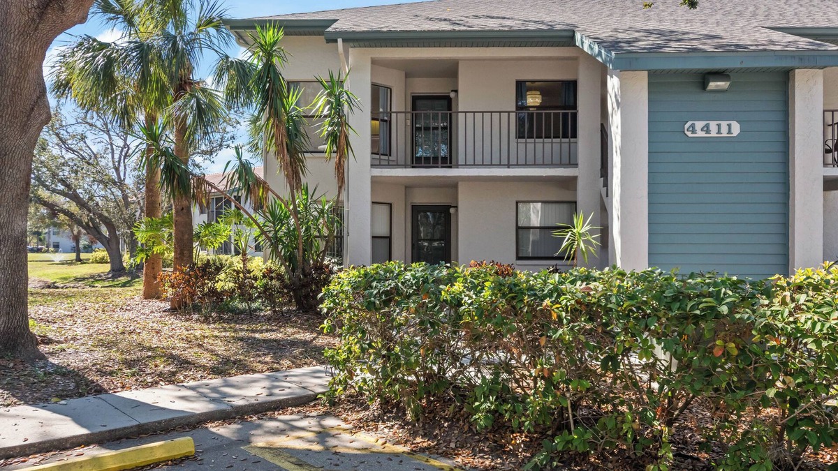 South Bradenton Apartment | Sunshine 2-bedroom Shorewalk condo near beaches, IMG - Pickleball, Pool Lakeview