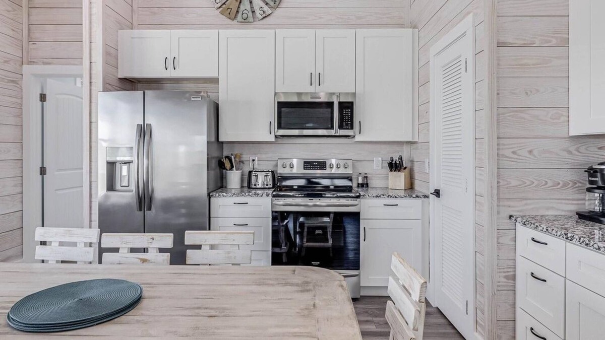 Fulton House | Sunshine And Flip Flops Sp114 4 Bedroom Home by RedAwning