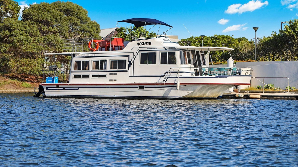 Pelican Waters Boat Rental | Sunshine Coast Houseboat Holidays
