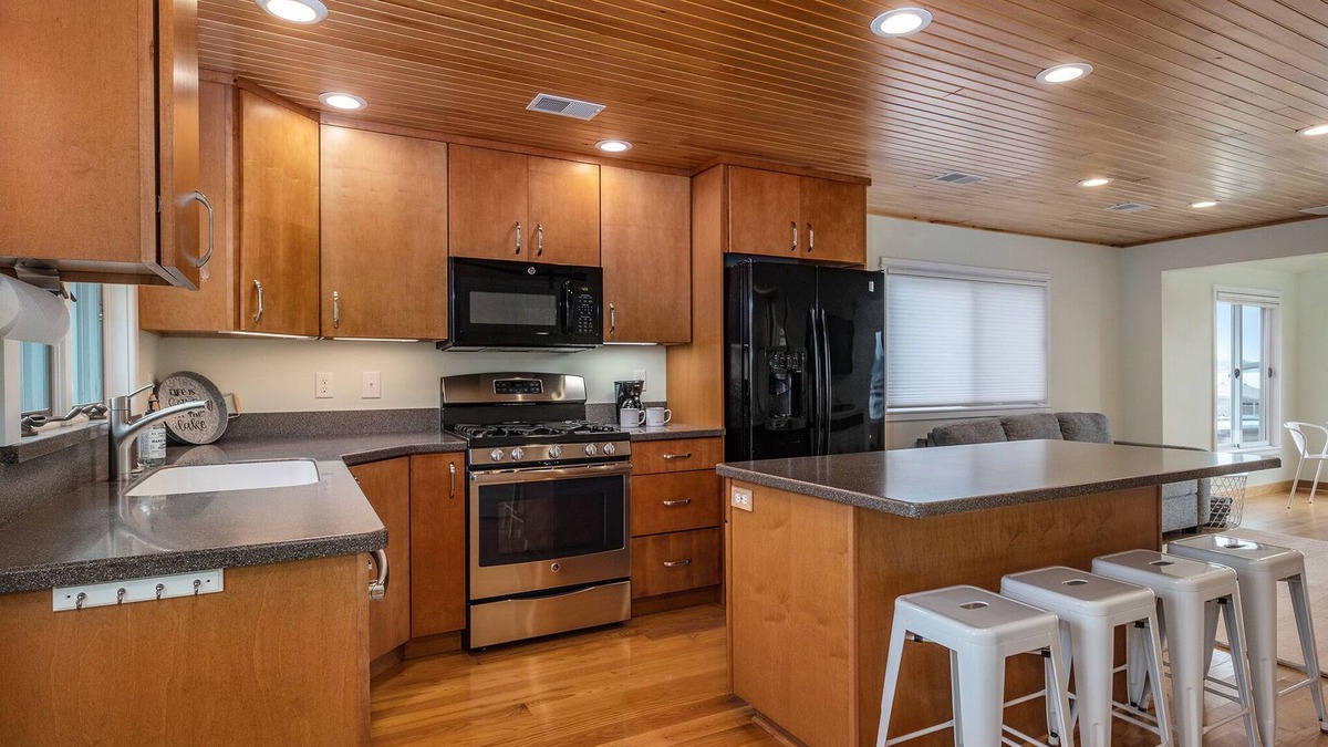 Pinckney House | Sunshine Cottage on All Sports Portage Lake