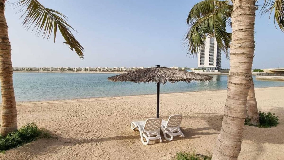 Al Riffa Apartment | Sunshine Lagoon View Large Balcony - 5m from beach!