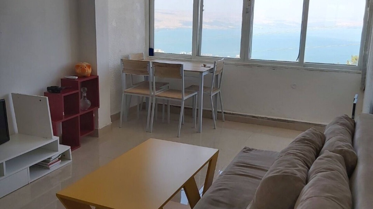 Tiberias Apartment | sunshine rooms- Public transportation every few minutes to the city center/beach