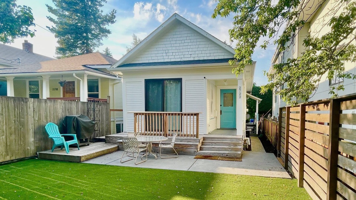 Mann House | Sunsoaked and Centrally Located! 1bd, 1ba, Kitchen, Parking, Yard, WiFi, W/D