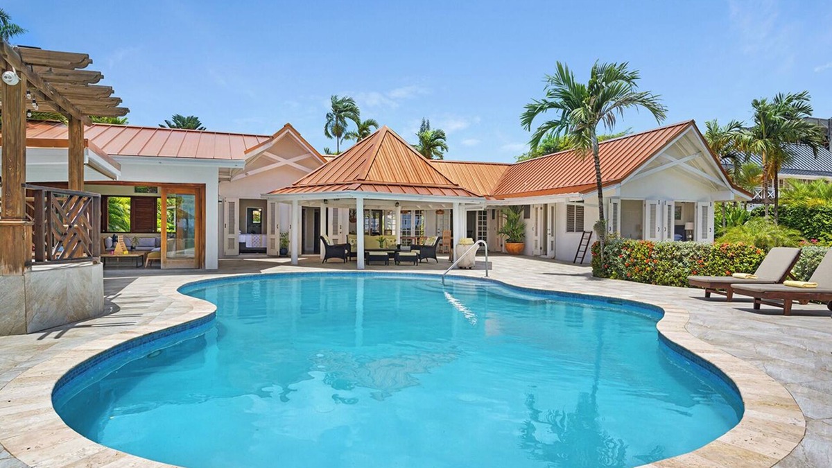 Runaway Bay Villa | Sunspot Villa 4 BEDROOMS Runaway Bay, North Coast Beach