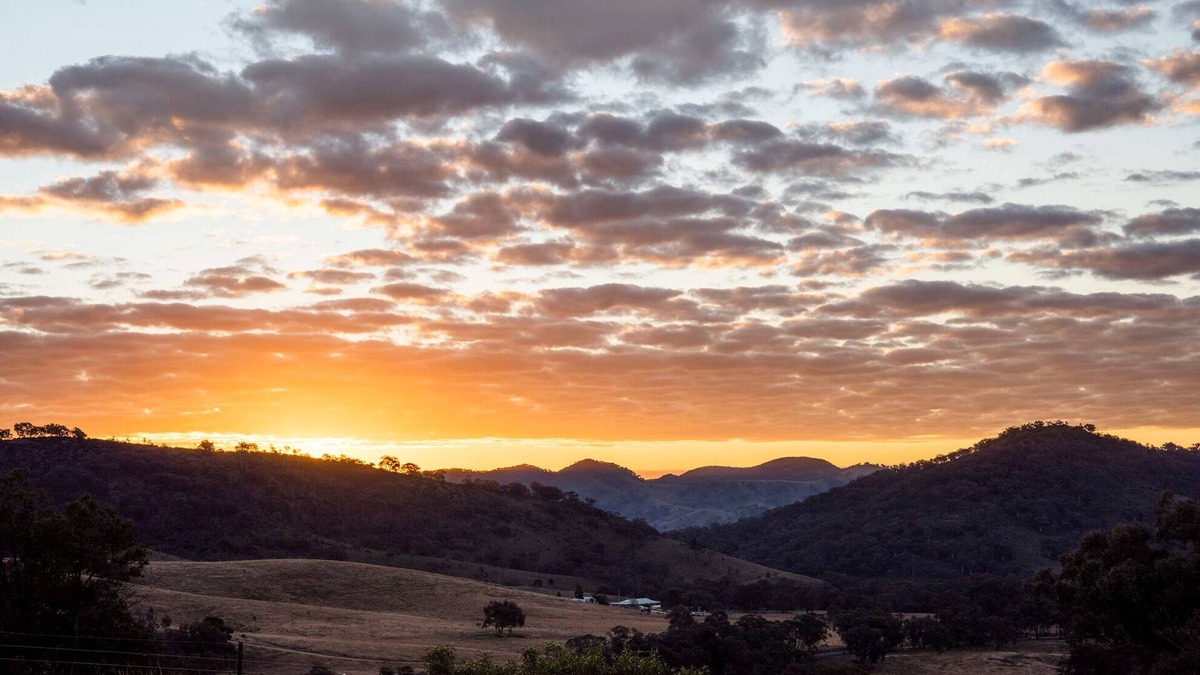 Grattai Cabin | Sunstone - Awesome views in our modern and rustic off-grid eco 2 bed cabin!