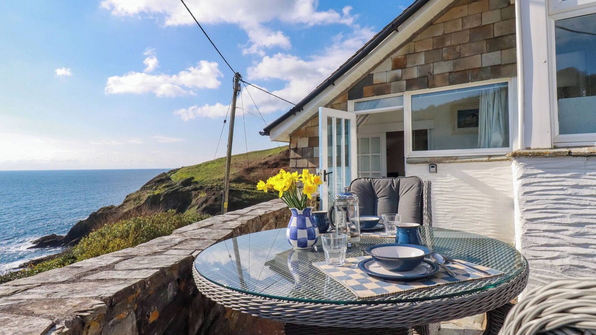 Portloe Cottage | SUNTRAP HOUSE, pet friendly, character holiday cottage in Portloe