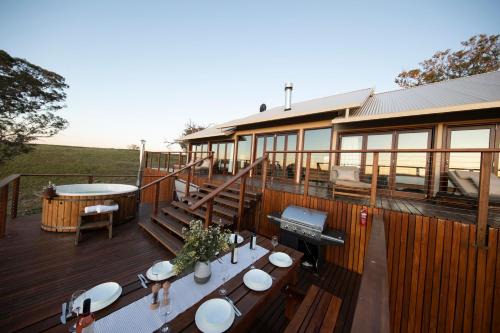 Capertee Villa | Sunvale Stunning Luxury Lodge with Woodfire Heated Spa and Large Deck