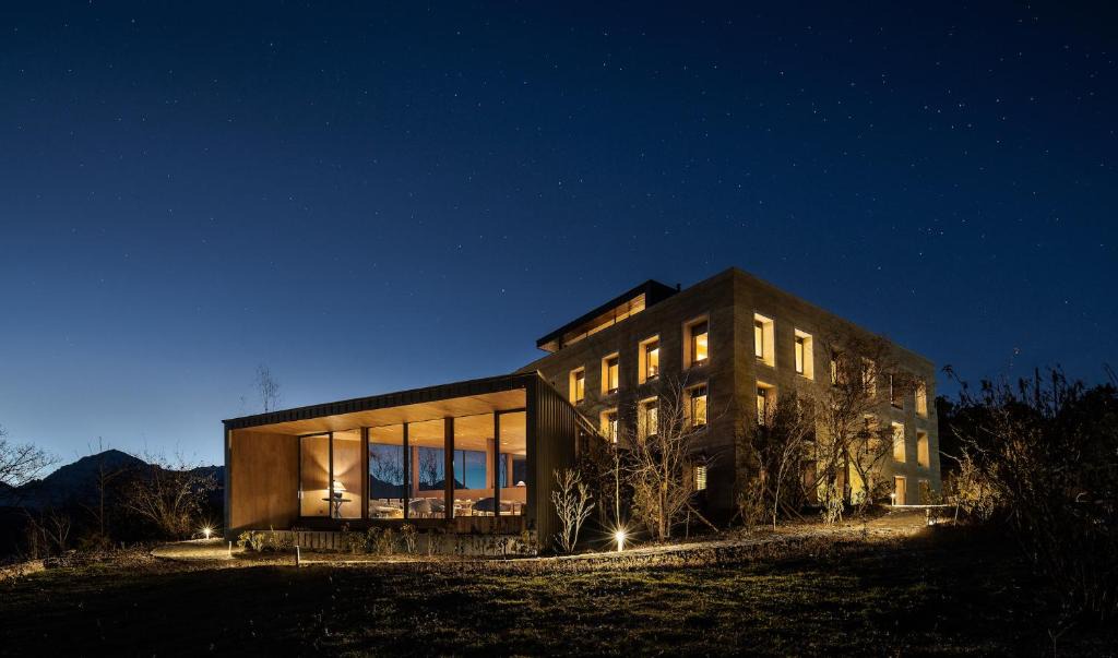 Deqen County Hotel | Sunyata Hotel. Deqin Meili