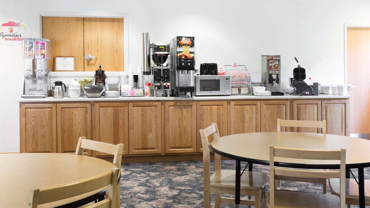 Alma Hotel | Super 8 by Wyndham Alma