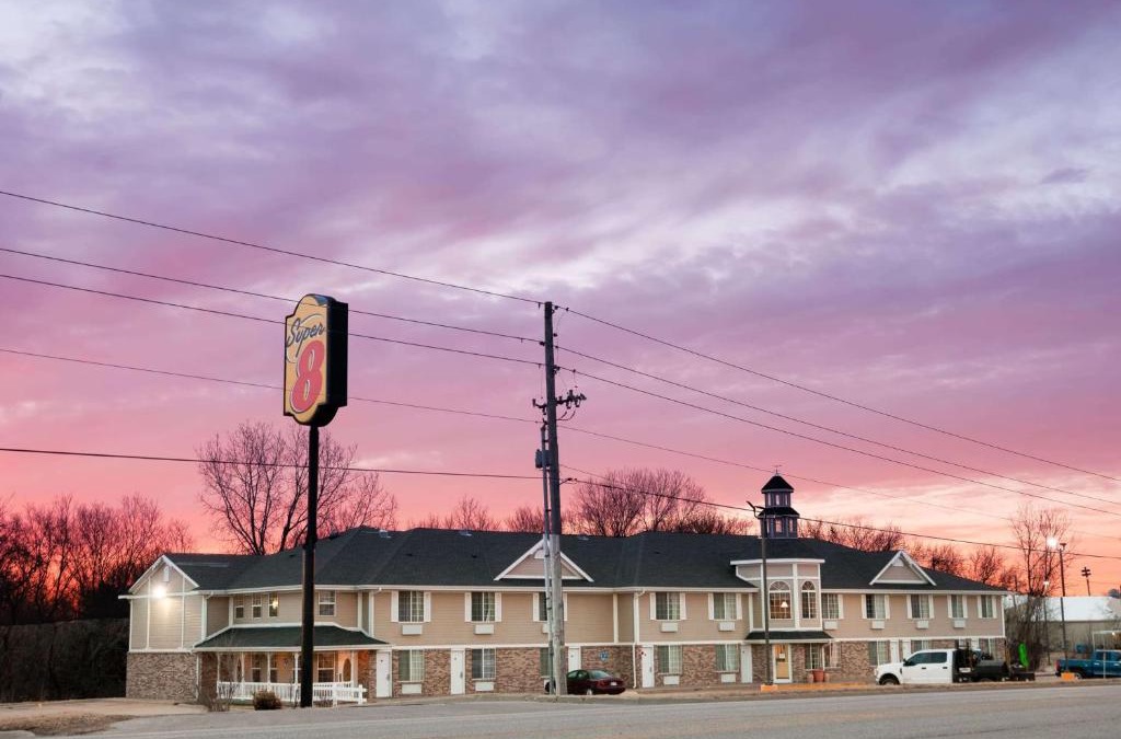 Arkansas City Hotel | Super 8 by Wyndham Arkansas City KS
