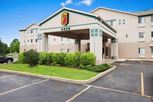 Fox Valley Hotel | Super 8 by Wyndham Aurora/Naperville Area