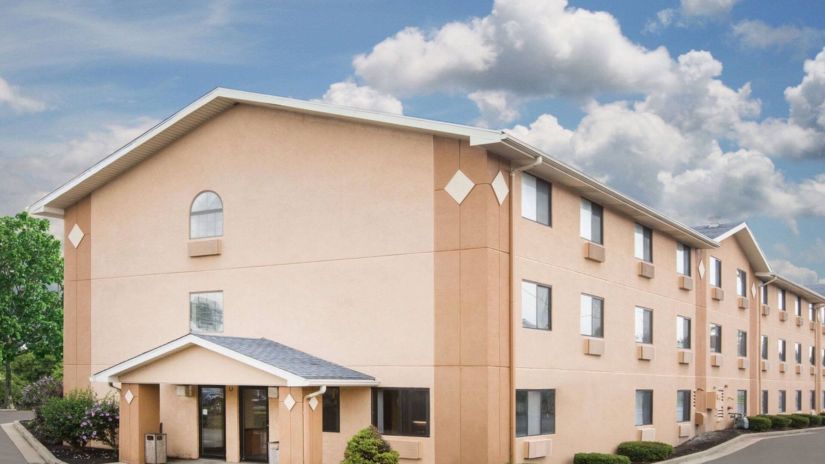 Sprague Hotel | Super 8 by Wyndham Beckley