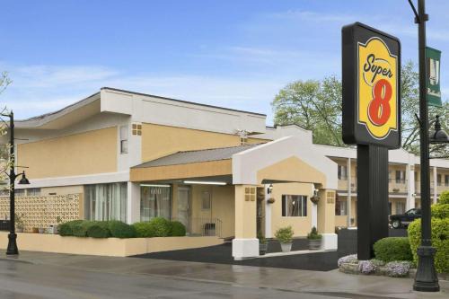 Belleville Hotel | Super 8 by Wyndham Belleville St. Louis Area