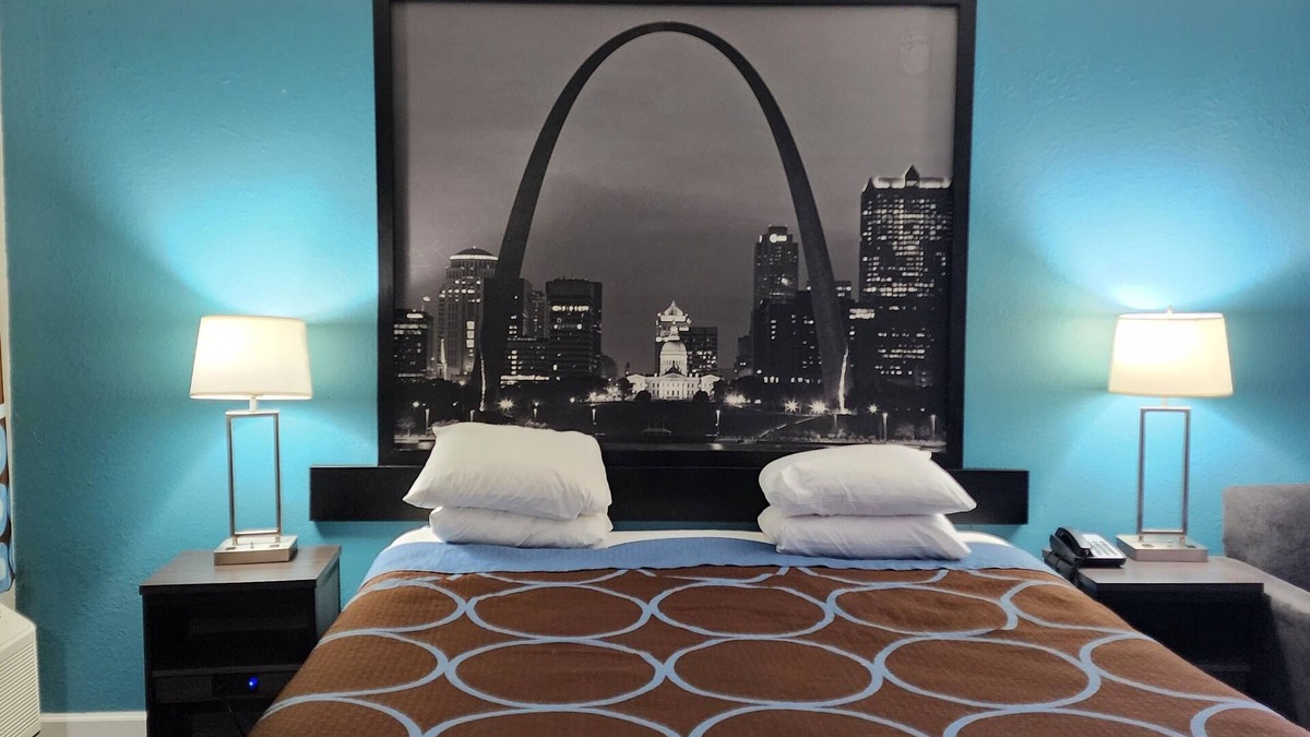 Belleville Hotel | Super 8 by Wyndham Belleville St. Louis Area