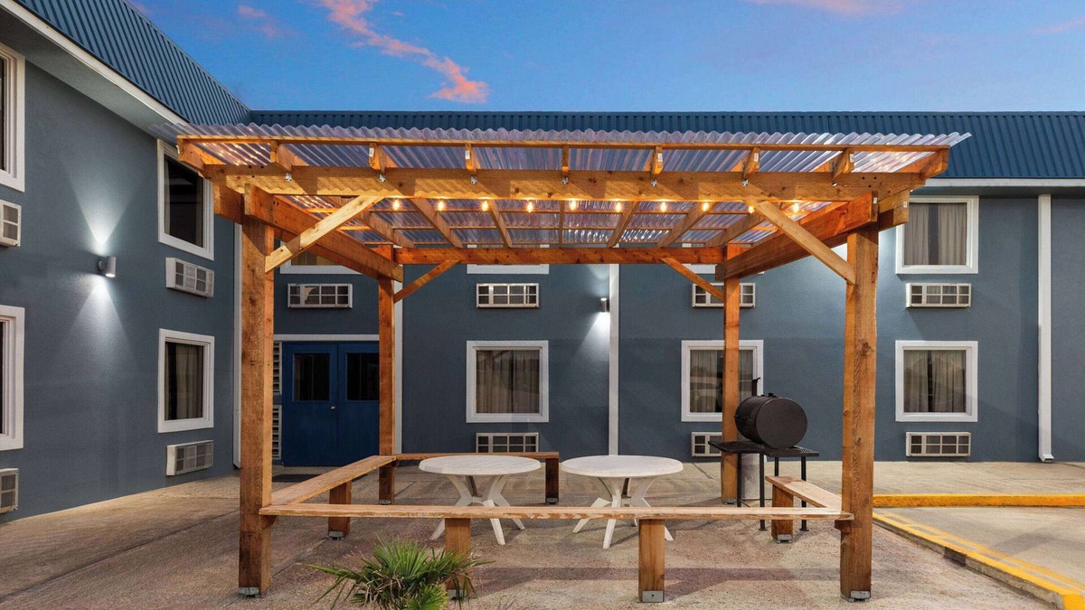 Buffalo Hotel | Super 8 by Wyndham Buffalo