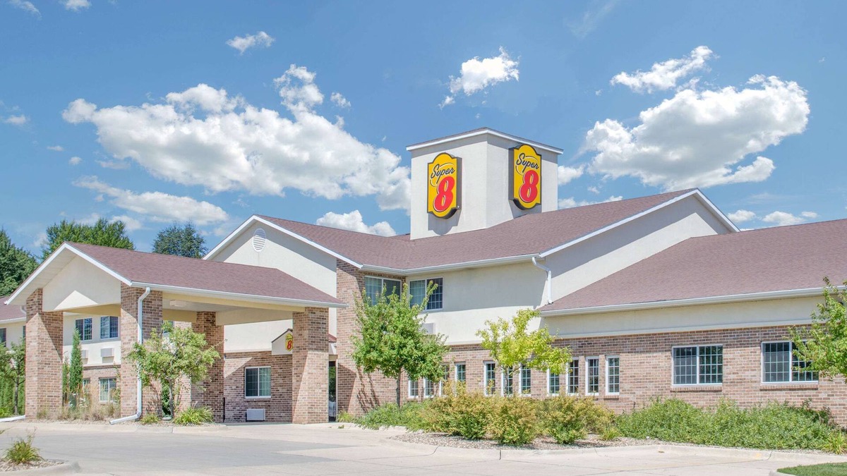 Cedar Falls Hotel | Super 8 by Wyndham Cedar Falls IA - University