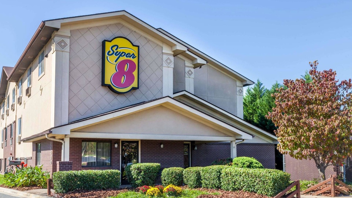 Charlotte Hotel | Super 8 by Wyndham Charlotte/Amusement Park Area