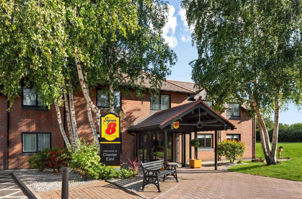 Elton Hotel | Super 8 by Wyndham Chester East