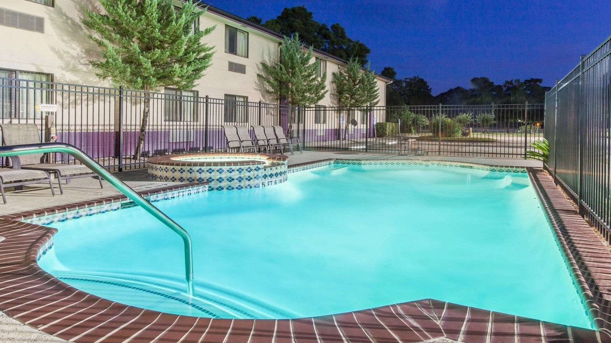 Cleveland Hotel | Super 8 by Wyndham Cleveland TX