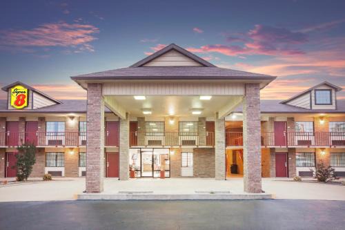 Clinton Hotel | Super 8 by Wyndham Clinton