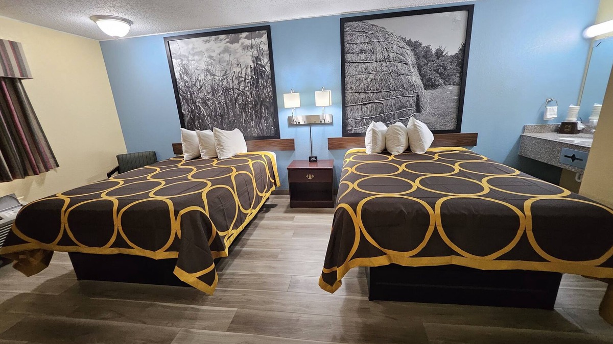 Clinton Hotel | Super 8 by Wyndham Clinton