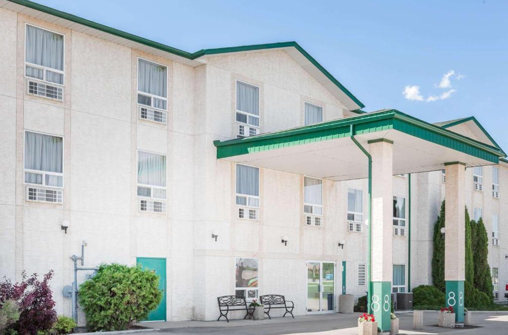 Dauphin Hotel | Super 8 by Wyndham Dauphin