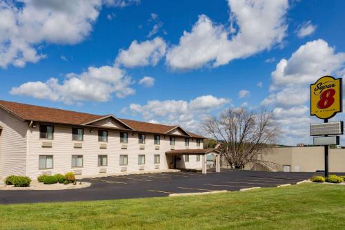 Decorah Hotel | Super 8 by Wyndham Decorah