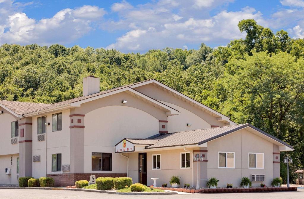 Leadsville Hotel | Super 8 by Wyndham Elkins