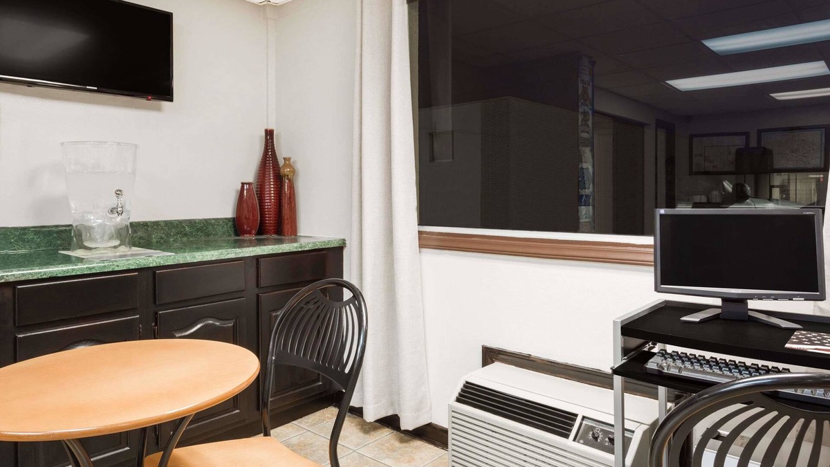 Greensboro Hotel | Super 8 by Wyndham Greensboro