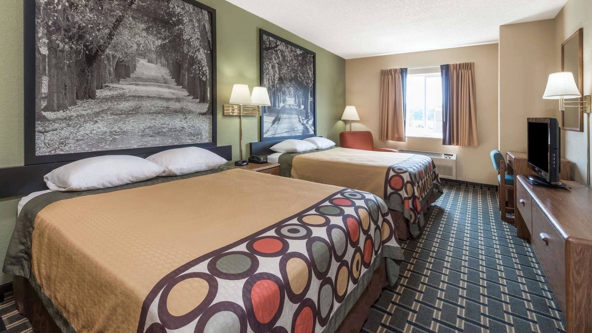 Greenville Hotel | Super 8 by Wyndham Greenville