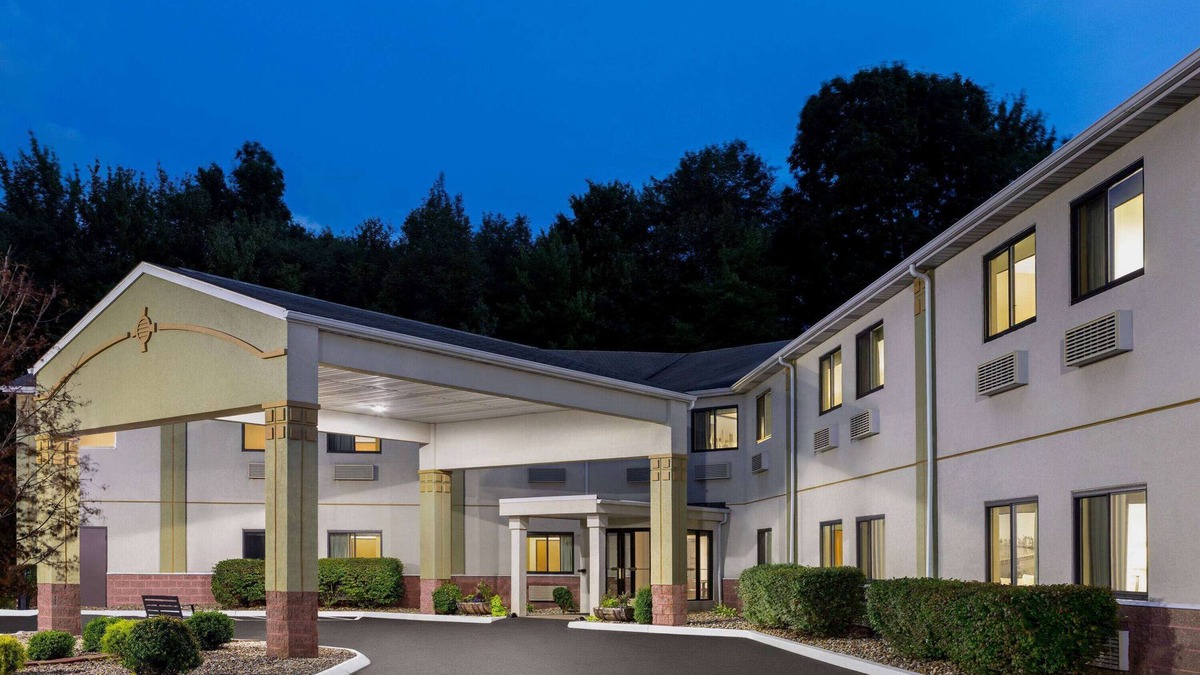 Mercer Hotel | Super 8 by Wyndham Grove City
