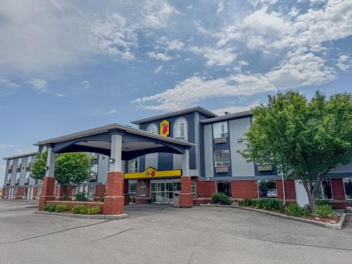 High River Hotel | Super 8 by Wyndham High River AB