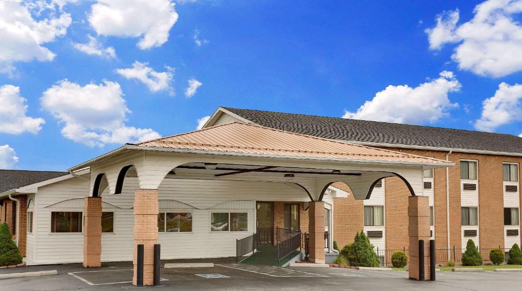 Hillsville Hotel | Super 8 by Wyndham Hillsville