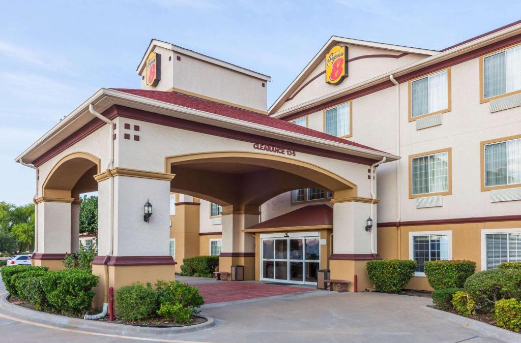 Hillsboro Hotel | Super 8 by Wyndham Hillsboro TX