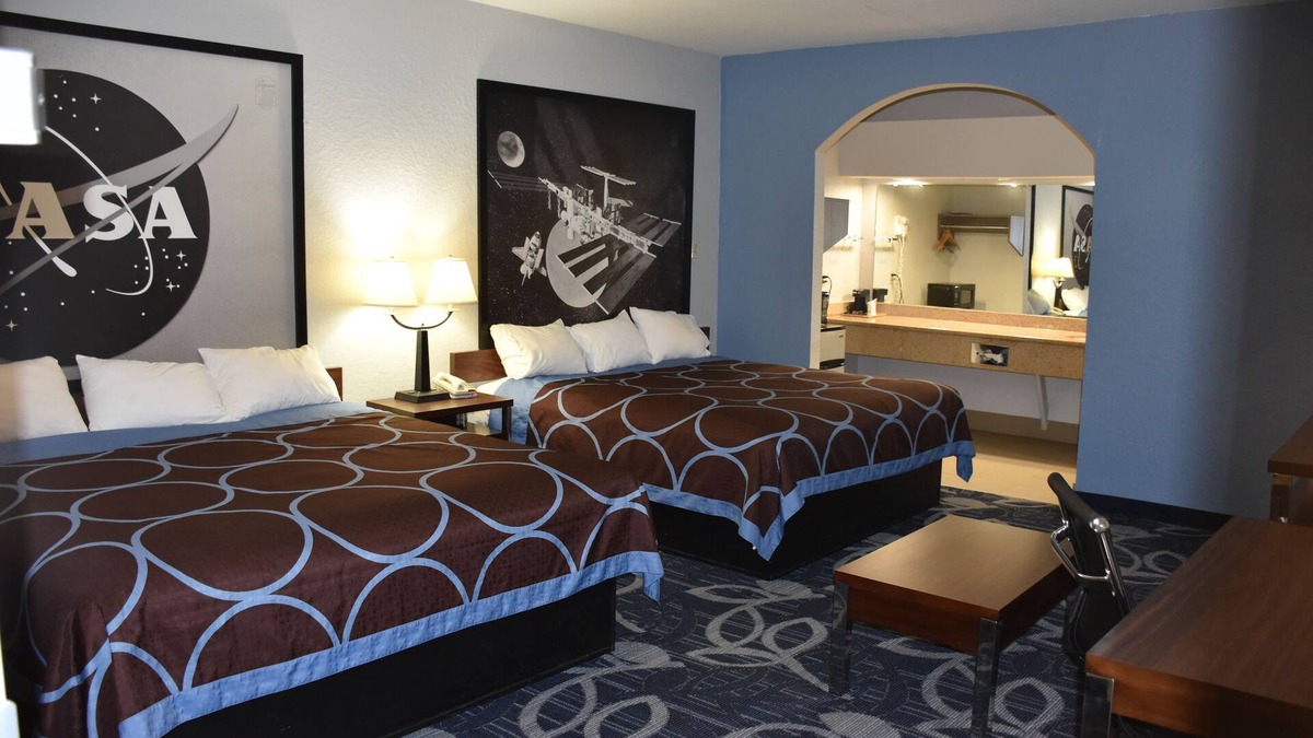 Southbelt/Ellington Hotel | Super 8 by Wyndham Houston Hobby Airport South
