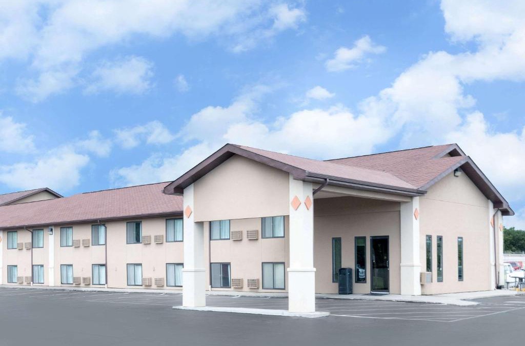 Huron Hotel | Super 8 by Wyndham Huron