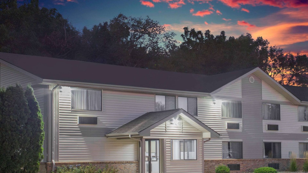 Independence Hotel | Super 8 by Wyndham Independence IA