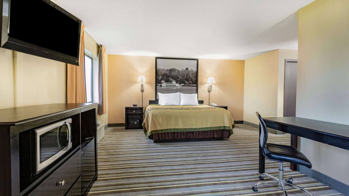 Iowa Falls Hotel | Super 8 by Wyndham Iowa Falls