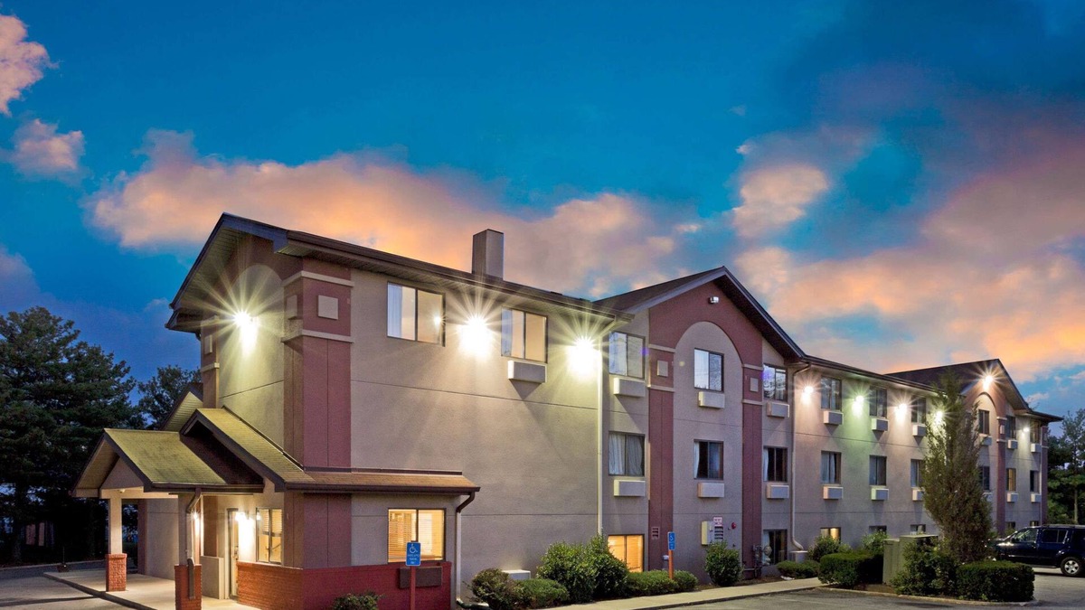 California Hotel | Super 8 by Wyndham Lexington Park/California Area