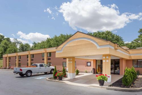 Logansport Hotel | Super 8 by Wyndham Logansport