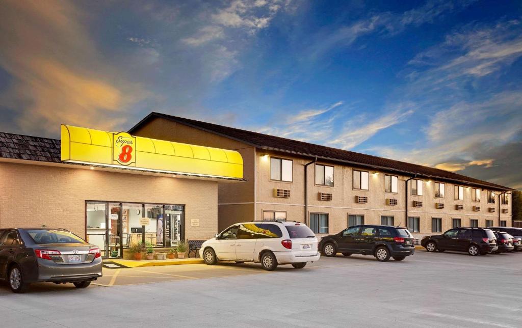 Macomb Hotel | Super 8 by Wyndham Macomb