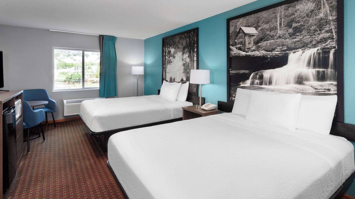 McHenry Hotel | Super 8 by Wyndham McHenry/Fox Lake Area