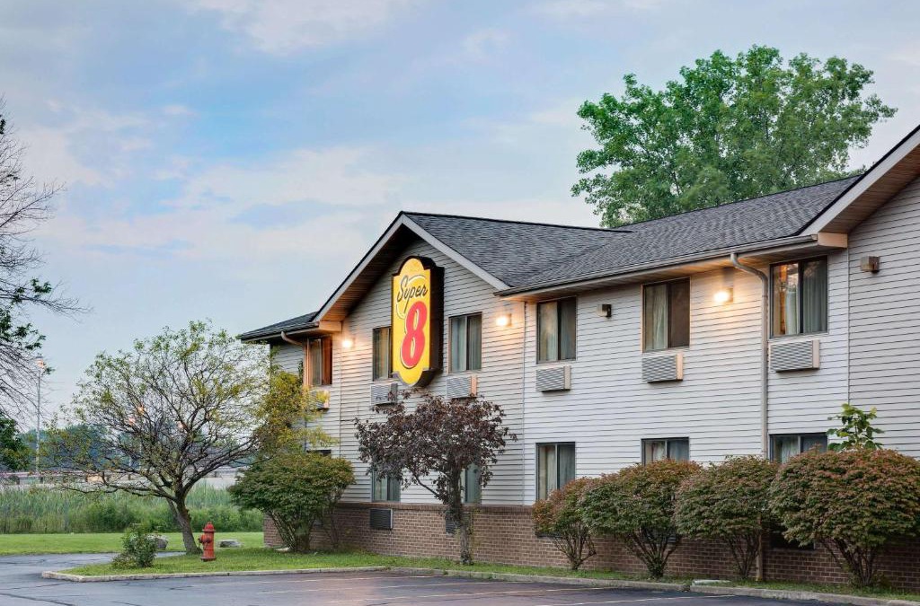 Mentor Hotel | Super 8 by Wyndham Mentor/Cleveland Area